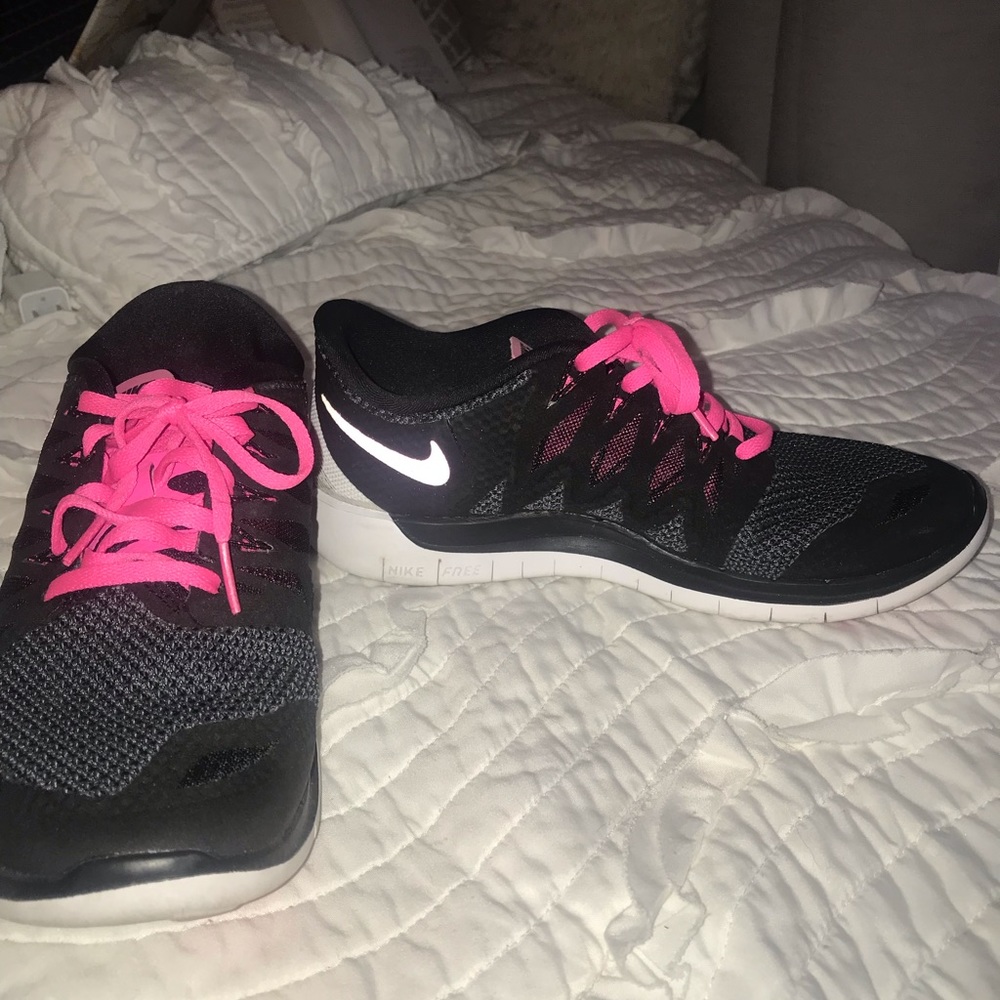 Black And Pink Women’s Nike Shoes